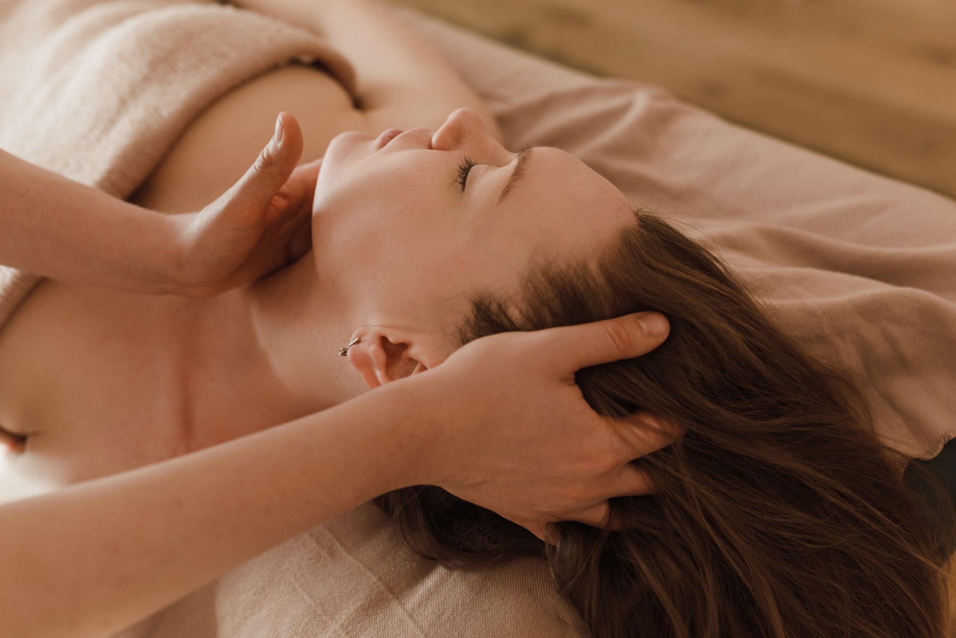 Warm oil head massage at Thulasi Wellness